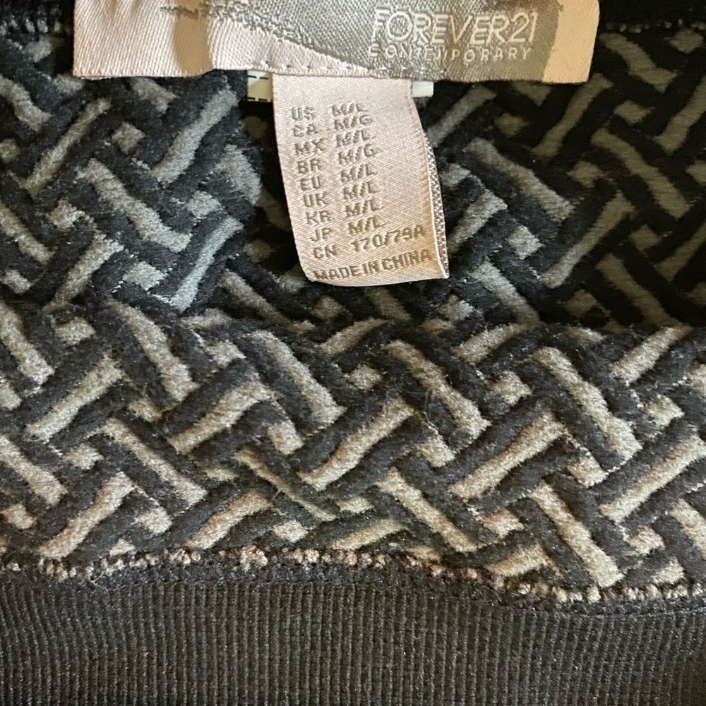 Forever 21 Contemporary
Crisscross Leggings, Size M/L - Picture 2 of 3